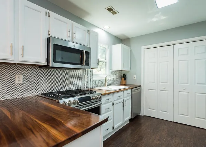 Waterfront Chapel Hill Retreat Near Unc, Sleeps 10