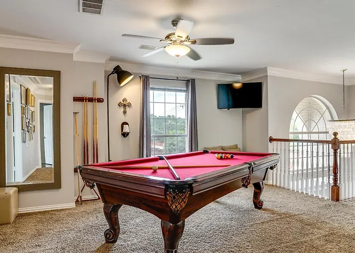 Private Outdoor Oasis! Luxe Bedford Getaway W/ Gym