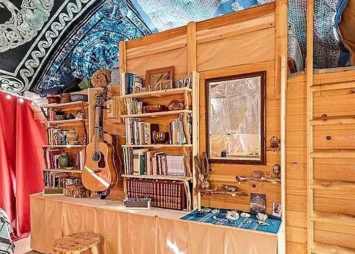 Creekside Geodesic Dome Retreat With Expansive Nature Views In Jacksonville, Oregon