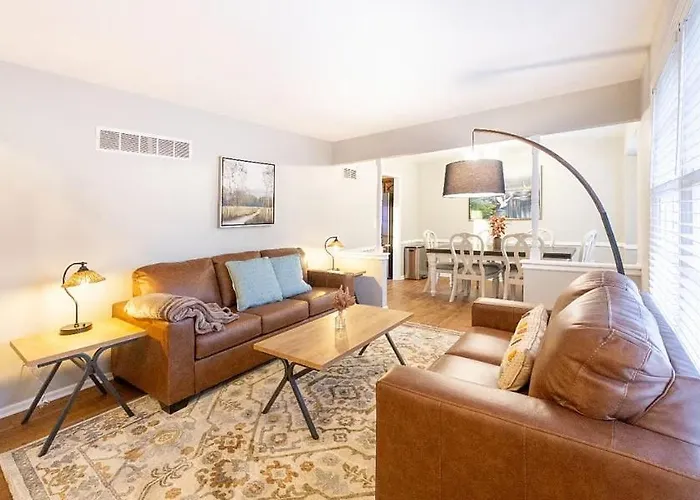 Spacious Retreat 4 Bedroom Huge Yard, Deck