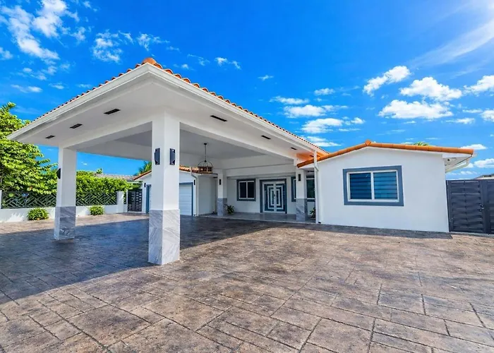 Lake House Oasis Heated Pool And Amazing Views!