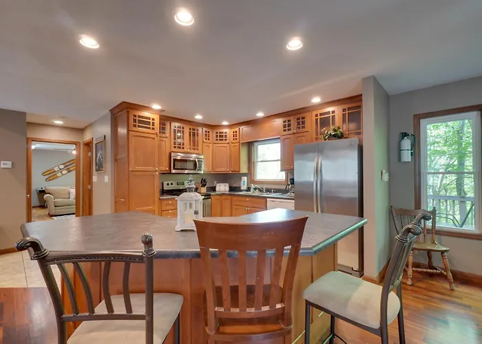 Hot Tub, Grills & Deck! Home Near Dale Hollow Lake