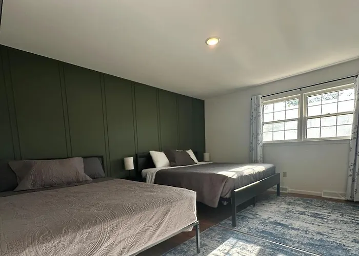 Contractor/Family Hub-3 Living Areas - Sleeps Many