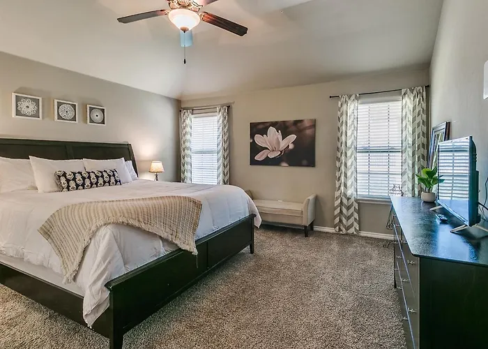 Spacious Edmond Home With Media Room And Fenced Yard