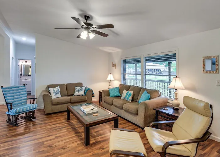 Newly Remodeled, Great Porches, And Dog Friendly