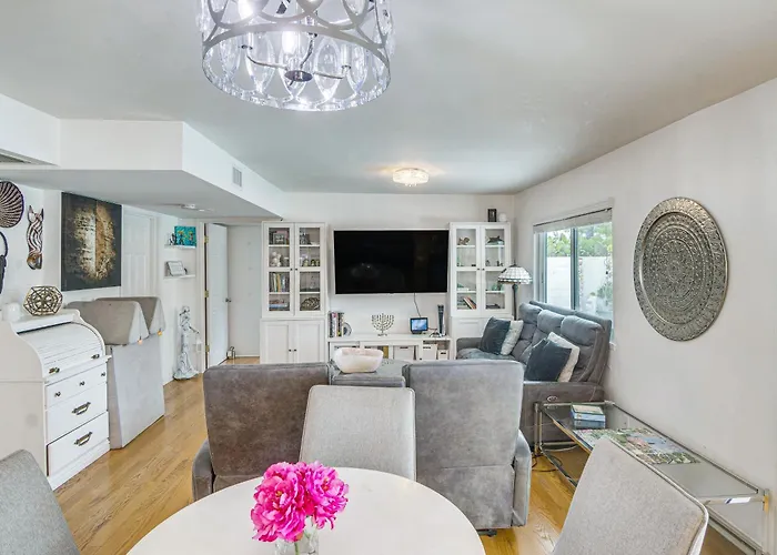 Calabasas Getaway Near Trails, Parks & The 101!