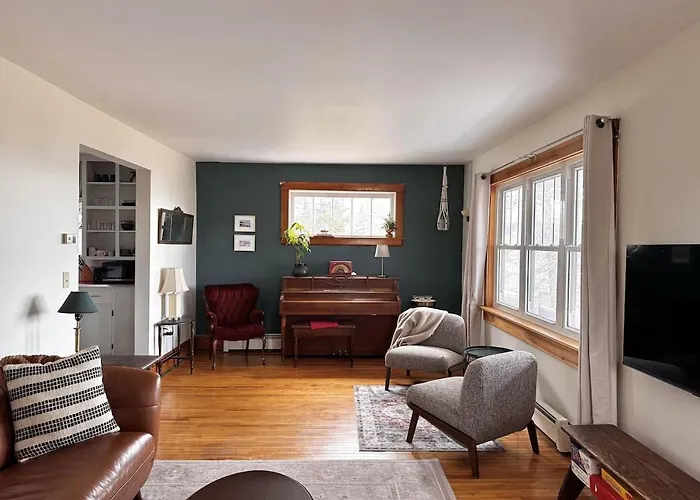Glaucous Manor | Lake Views Basecamp, Heart Of Baddeck