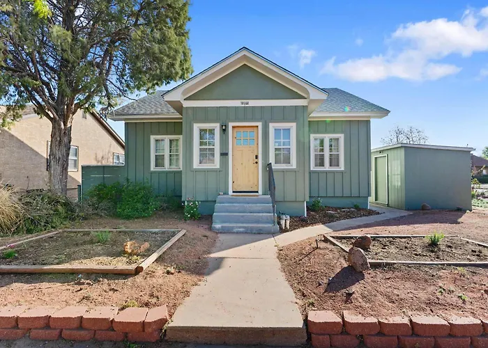 3Br Charming Home Bright Space & Sleeps 8