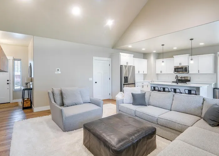 1 Mi To Pools: Chic Lava Hot Springs Home