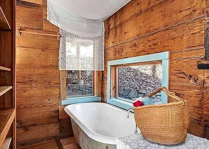 Charming Woodland Cabin With Skylights & Quiet Escape In Jacksonville, Oregon