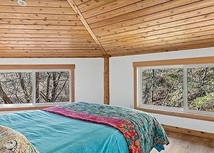 Tranquil Woodland Cabin Getaway With Cozy Indoor Fireplace In Jacksonville, Oregon