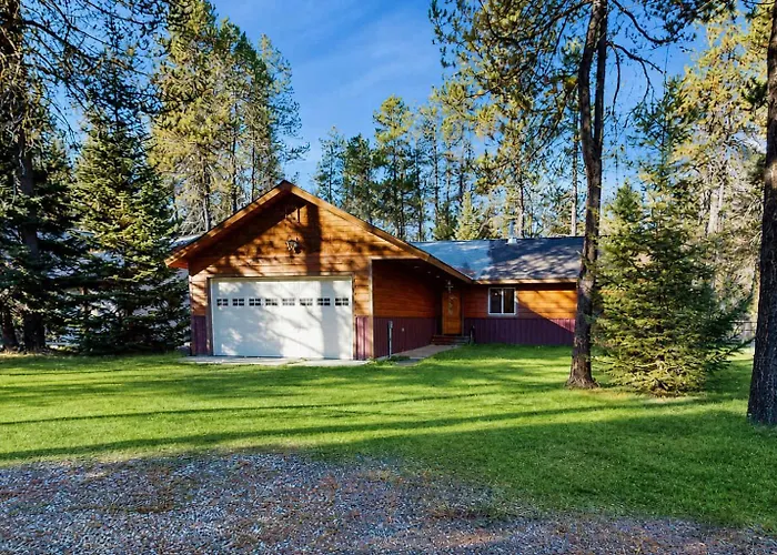 Pet-Friendly Cabin Fenced Yard Near Lake