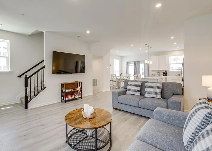 Walk To Cambridge Waterfront: Townhome W/ Deck