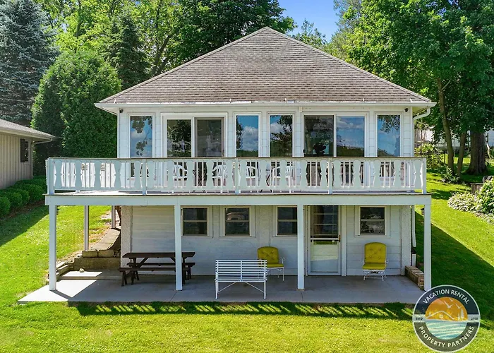 Lake Delavan Lakefront Home Pier Sleeps 6