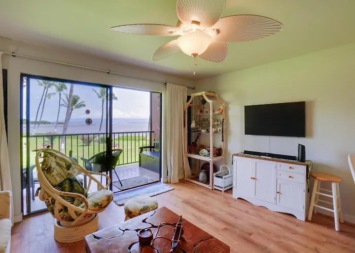 Beachside Molokai Condo W/ Lanai & Pool Access!