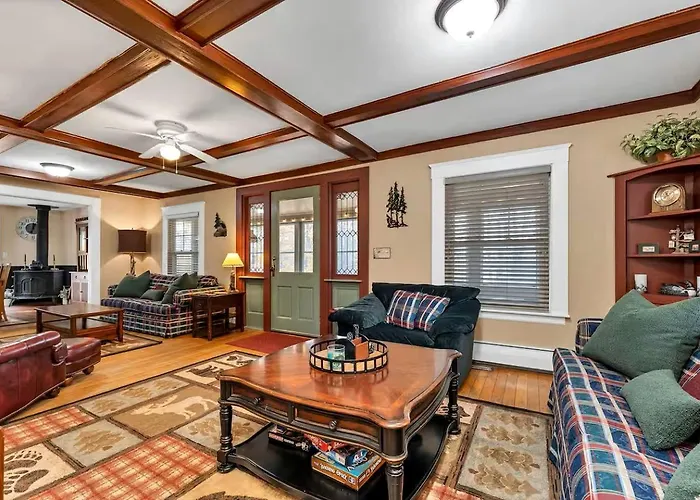 Charming Family Cottage Near Lake Winnipesaukee In Meredith, New Hampshire