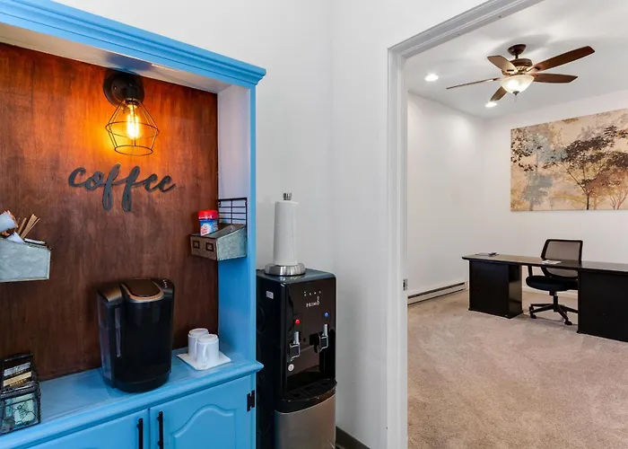 Remodeled, Dog-Friendly Cabin In Heart Of Downtown With Patio