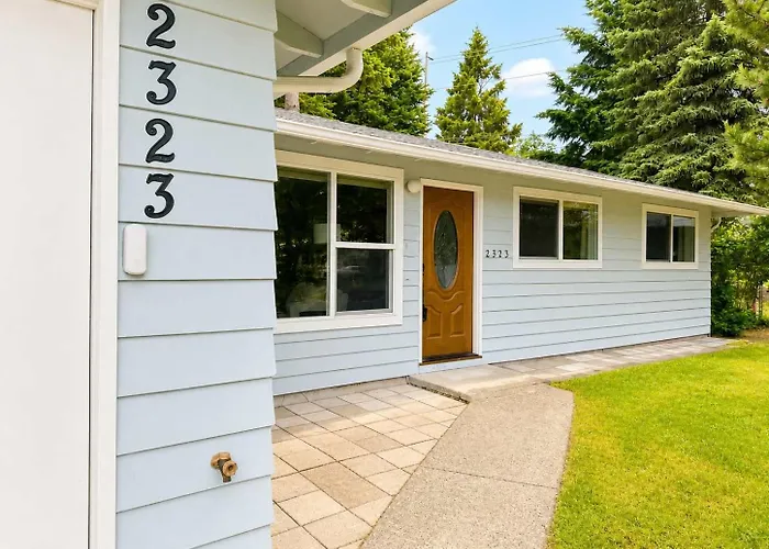 Bellevue Pet Friendly Home Fenced Yard