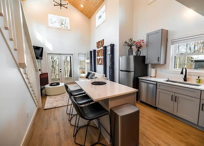 Scenic Bluffside Tiny Home Retreat With Kid-Friendly Loft Near South Cumberland In Monteagle, Tennessee