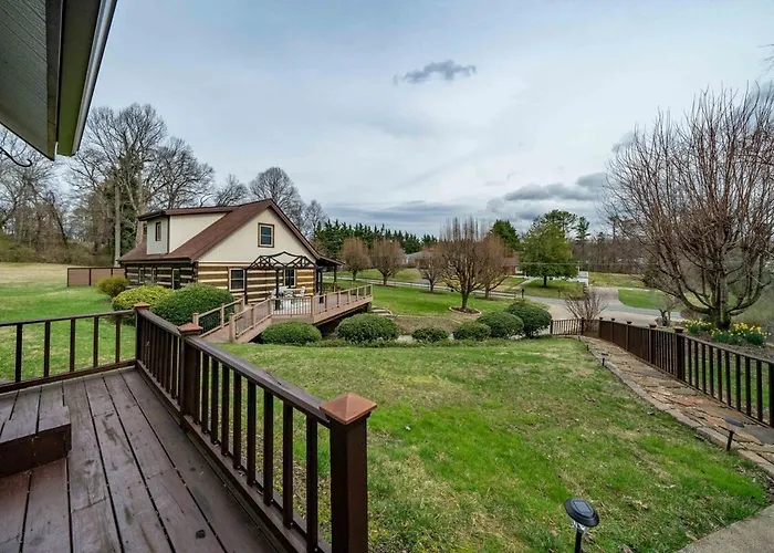 Cabin Retreat With Pool In Bristol