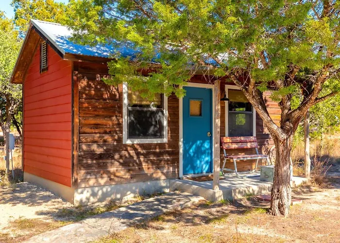Charming Texas Hill Country Cabin Ideal For Vacations Near Austin