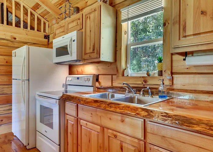 Near Trails, Lakes, Parks! Country Cabin