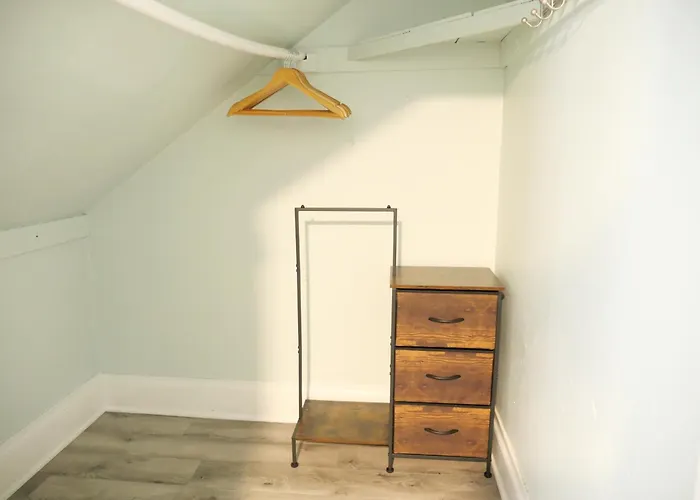 Bright 4-Br Kenosha Home • Sleeps 10 • Laundry