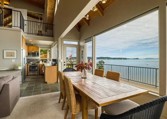 Waterfront Camano Island Retreat, Hot Tubkayaks