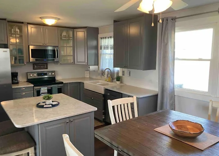 Comfy 3-Bedroom Near The Beach With A Pool & Grill