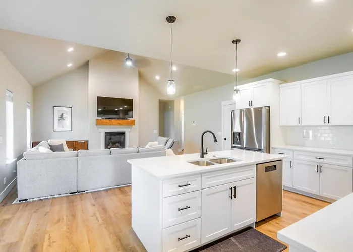 1 Mi To Pools: Chic Lava Hot Springs Home