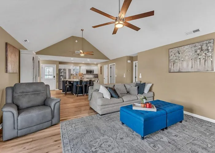 Pet-Friendly 3Br Home, Fenced Yard, Near Kc