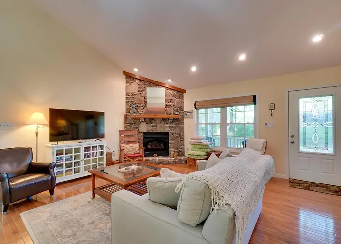Bring Your Boat! 'All Decked Out' Byrdstown Home