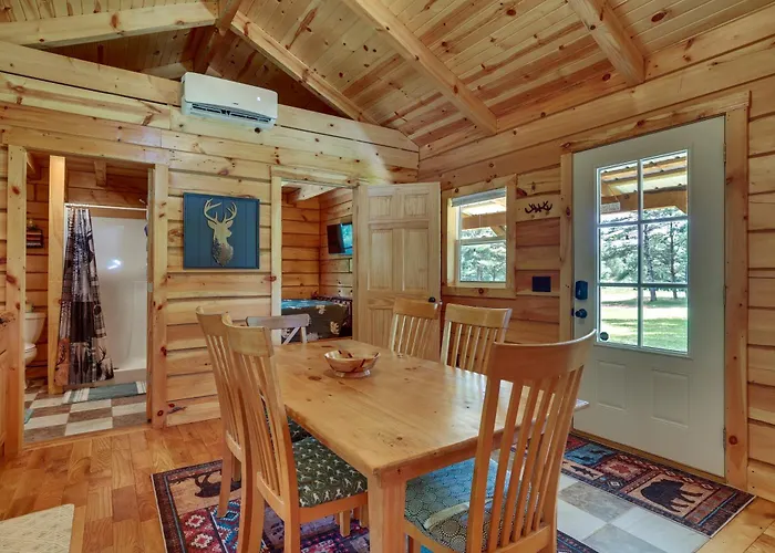 Near Trails, Lakes, Parks! Country Cabin