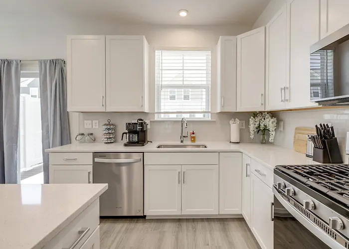 Walk To Cambridge Waterfront: Townhome W/ Deck
