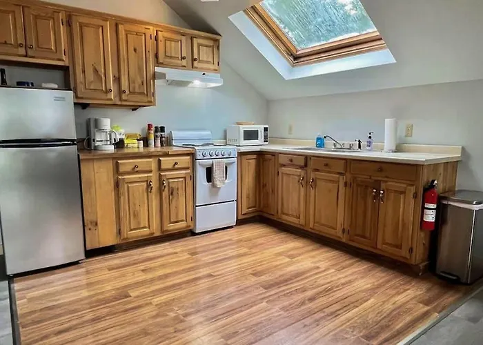 Charming Apartment With Ocean Views, Private Deck, And Easy Bay Access