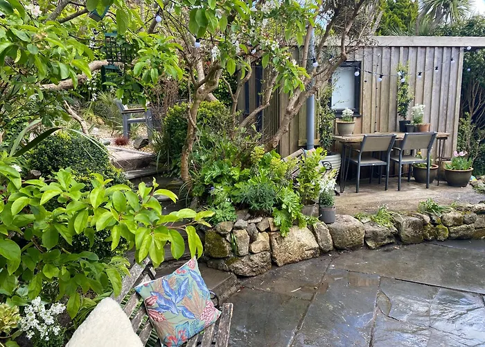 Spacious Studio By The Sea, Garden & Parking