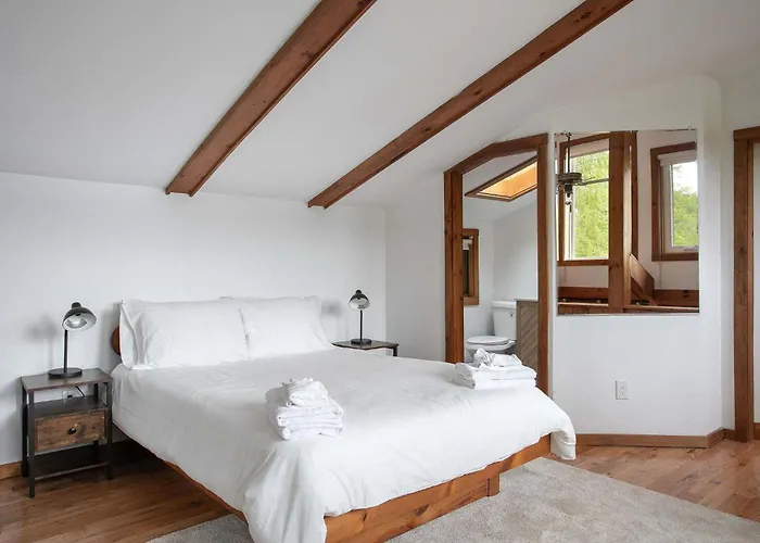 Lakefront, Kayaks Included, Come Unwind In Lenox!