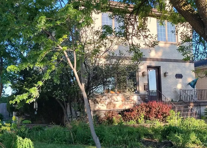 Native Garden At Chicago'S Edge With Free Parking