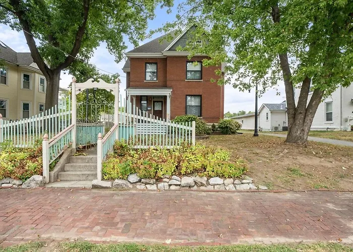 Omas Haus, Walk To Main Street