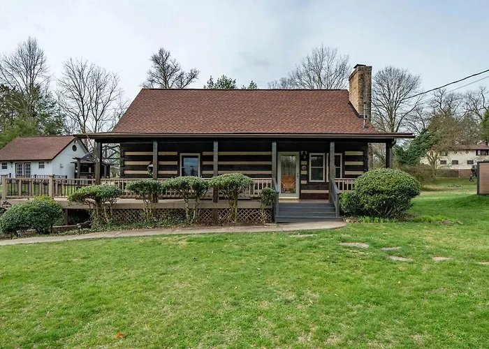 Cabin Retreat With Pool In Bristol