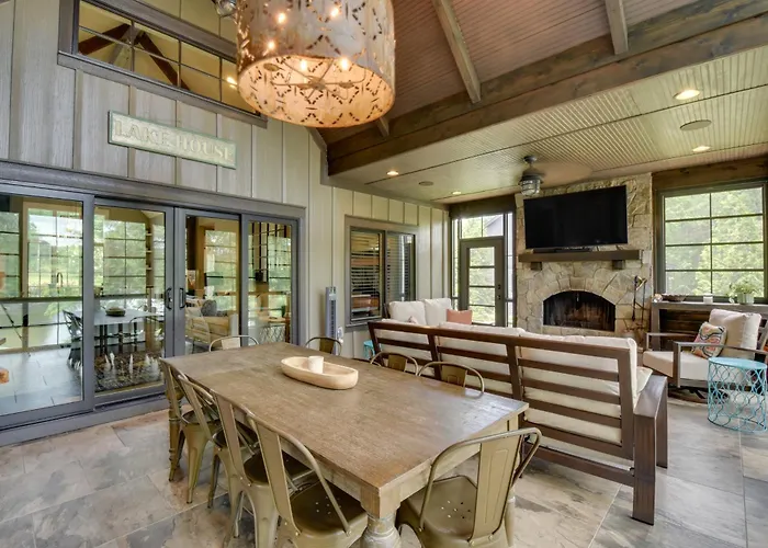 Waterfront Lake Keowee Home W/ Hot Tub & Views!