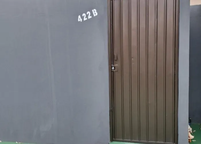 Suíte privativa com acesso à rua