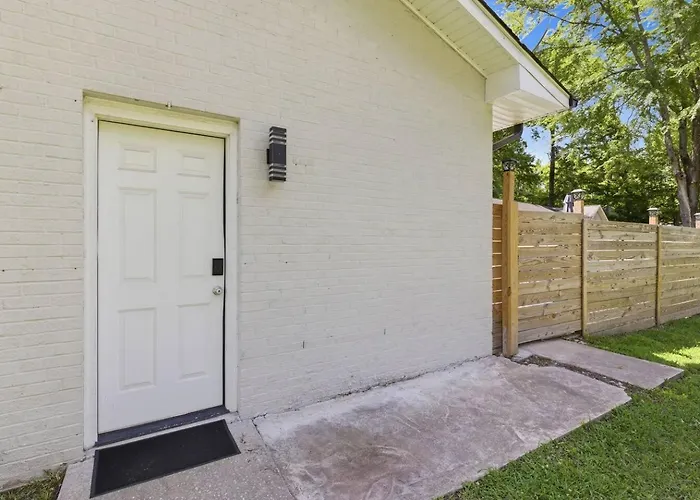 Garage Studio King And Queen With Private Patio