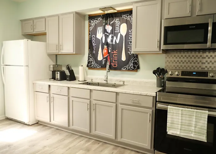 Bright 4-Br Kenosha Home • Sleeps 10 • Laundry
