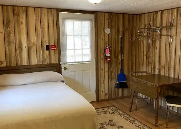Quaint Studio Cabin Ideal For Couples In South Dakota