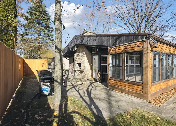 Lakefront Log Cabin - Kayaks & Outdoor Fireplace
