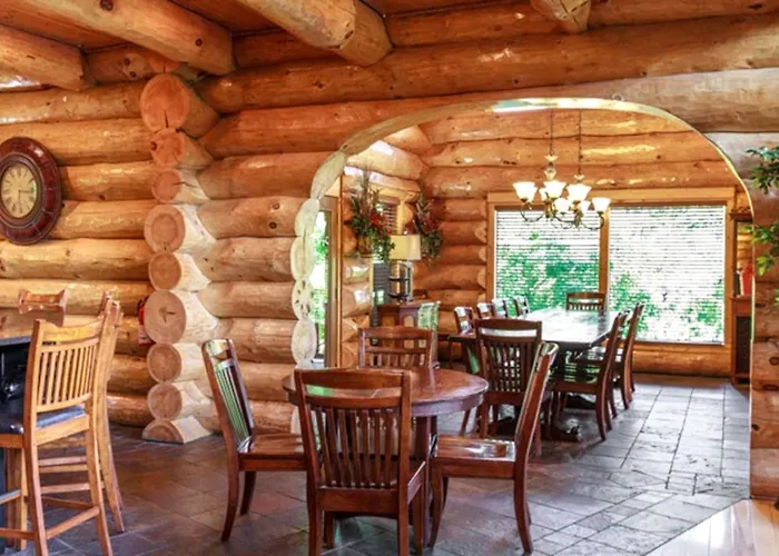 Stunning Secluded Cabin With Fire Pit And Hot-Tub In Pittman Center, Tennessee