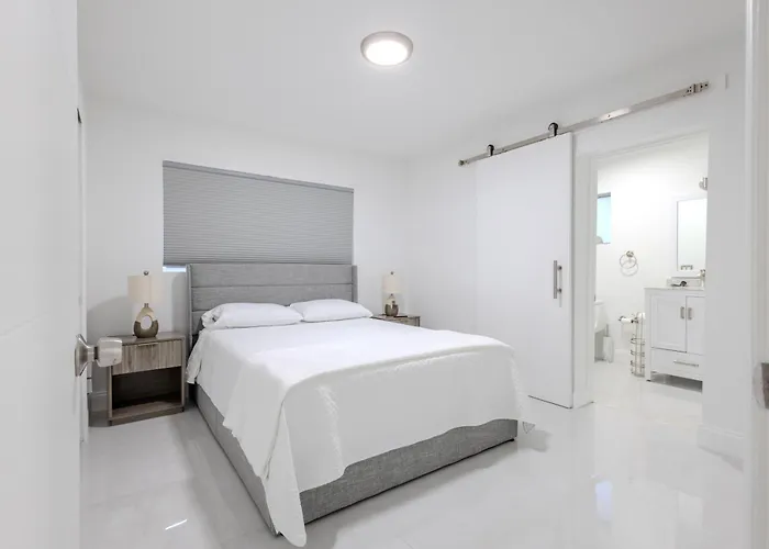 Bright & Modern Vacation Home In North Miami Beach