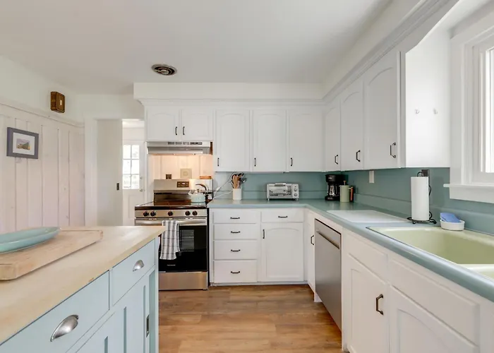< 1 Mi To Dtwn Westerly! Walkable Coastal Escape