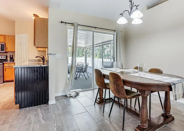 Spacious 4Br Home In Deltona W/ Screened Porch!